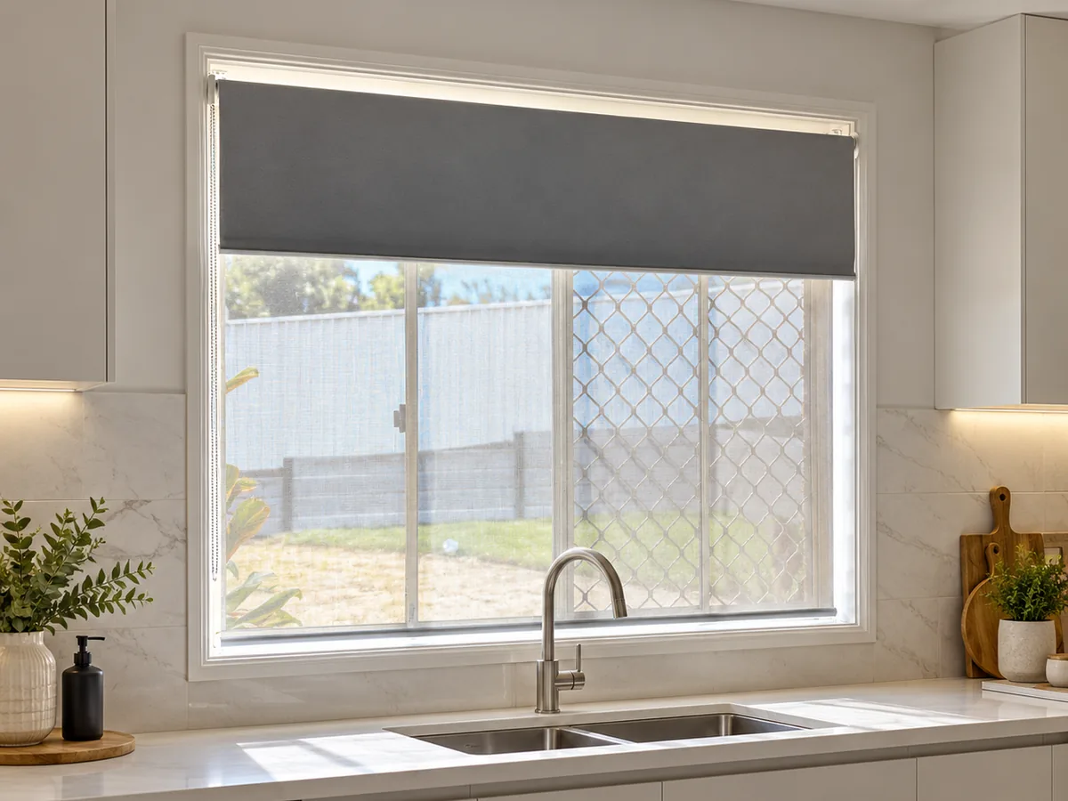 Dual day-and-night roller blind combining a sheer and a blockout layer