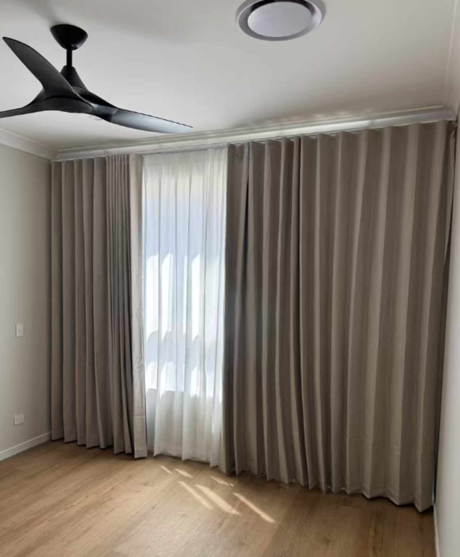 S-fold curtain with pinch sheer in bedroom